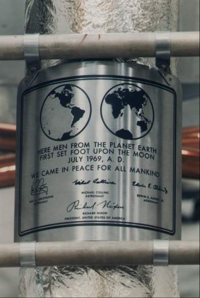 [Apollo 11 plaque]